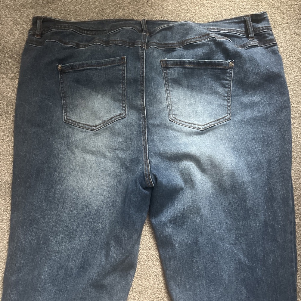 Cato 22W  EST 1946 Denim Curvy Jeans Capris  24" Inseam Medium Wash - Picture 11 of 13